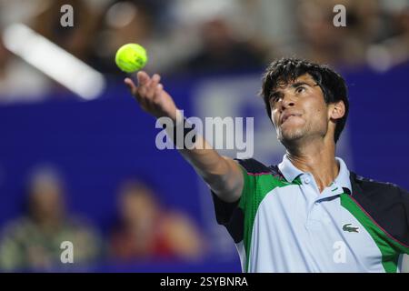Acapulco, Messico. 27 febbraio 2025. Il messicano Rodrigo Pacheco Mendez serve durante il match dei quarti di finale contro Alejandro Davidovich Fokina di Spagna al torneo di tennis ATP Mexican Open 2025 ad Acapulco, Messico, 27 febbraio 2025. Crediti: Francisco Canedo/Xinhua/Alamy Live News Foto Stock