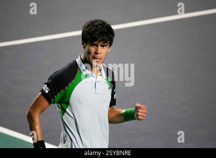 Acapulco, Messico. 27 febbraio 2025. Il messicano Rodrigo Pacheco Mendez reagisce durante il match dei quarti di finale contro Alejandro Davidovich Fokina, al torneo di tennis ATP Mexican Open 2025 ad Acapulco, Messico, 27 febbraio 2025. Crediti: Li Mengxin/Xinhua/Alamy Live News Foto Stock