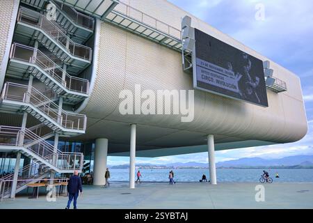 Architettura moderna del museo d'arte centro Botín con scala esterna, cartellone digitale e vista sulla baia di santander. Centro artistico botin, sa Foto Stock