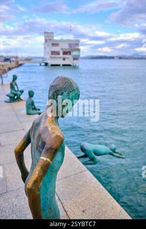 Statue di bronzo di bambini, parte del monumento los raqueros, immersioni nella baia di santander, cantabria, spagna. Foto Stock