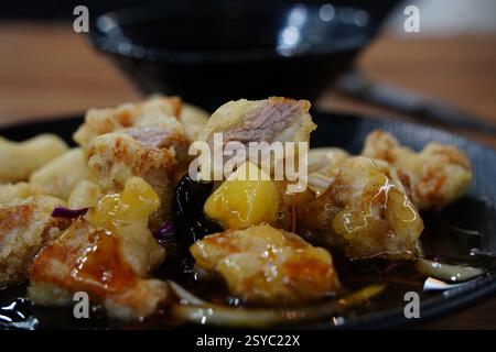 Il Tangsuyuk è un piatto coreano-cinese composto da maiale fritto servito con una salsa agrodolce. Foto Stock