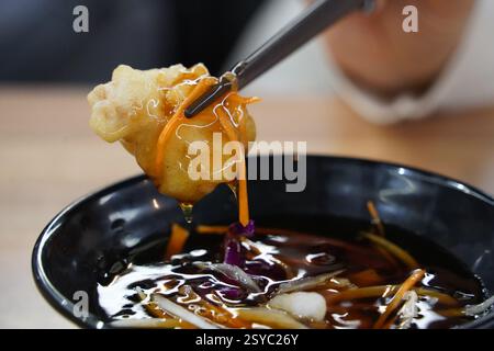 Il Tangsuyuk è un piatto coreano-cinese composto da maiale fritto servito con una salsa agrodolce. Foto Stock