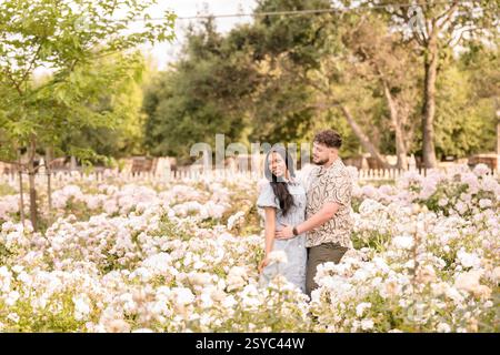 Coppia in un giardino di rose da sogno Foto Stock