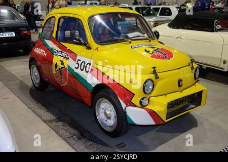 Málaga, Spagna - 25 gennaio 2025: Fiat 500 abarth al Salone d'auto d'epoca retro Málaga. Foto Stock