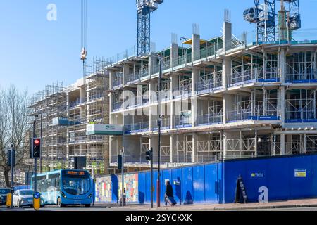 Lavori di costruzione in Paramount Place, in cima a Mount Pleasant Road, a Royal Tunbridge Wells. In precedenza il sito del demolito ABC Cinema. Foto Stock
