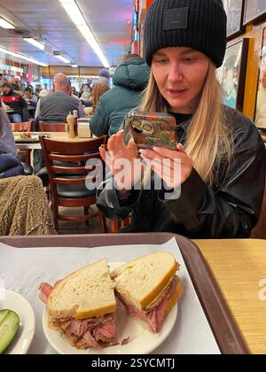 Innenraum von Katz's Delicatessen a New York. Der Tisch von Meg Ryan und Tom Hanks wird durch ein an der Decke baumelndem Schild angezeigt. Foto Stock