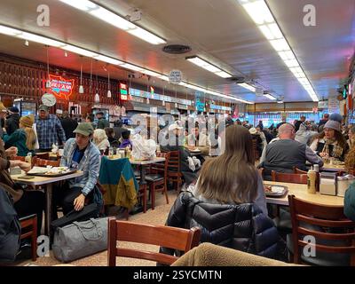 Innenraum von Katz's Delicatessen a New York. Der Tisch von Meg Ryan und Tom Hanks wird durch ein an der Decke baumelndem Schild angezeigt. Foto Stock