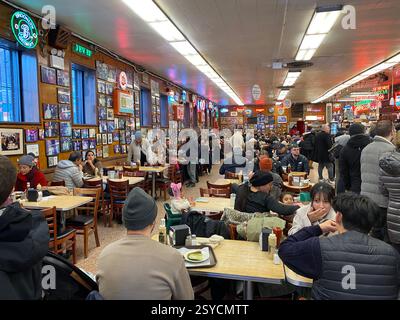 Innenraum von Katz's Delicatessen a New York. Der Tisch von Meg Ryan und Tom Hanks wird durch ein an der Decke baumelndem Schild angezeigt. Foto Stock