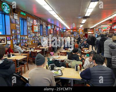 Innenraum von Katz's Delicatessen a New York. Der Tisch von Meg Ryan und Tom Hanks wird durch ein an der Decke baumelndem Schild angezeigt. Foto Stock
