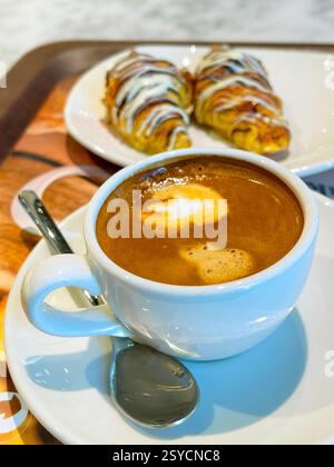 Tazza di caffè con due torte di pasta sfoglia. Foto Stock