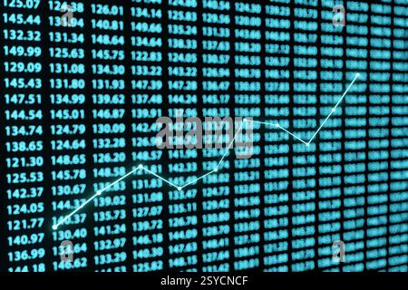 Grafico a linee luminose blu di fronte a una parete di figure di stock sfocate. Illustrazione del concetto di investimento redditizio e aumento dei ricavi aziendali Foto Stock