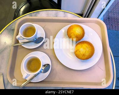 Due tazze di caffè con muffin su un vassoio Vista dall'alto. Foto Stock