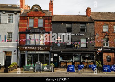 Pub nella piazza del mercato della città di Doncaster, South Yorkshire. Foto Stock