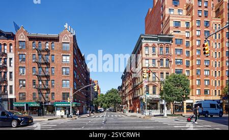 Circa 1900 bassi edifici in mattoni con negozi a livello della strada a West 21st Street e 8th Avenue a Chelsea, Midtown Manhattan. Foto Stock