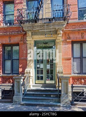 303A West 21st Street è un edificio di appartamenti a cinque piani di mattoni beige e rossi e terracotta a Chelsea, Midtown Manhattan. Foto Stock