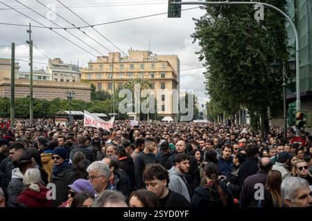 I manifestanti prendono parte a un grande raduno nel secondo anniversario del mortale incidente ferroviario che ha causato 57 vittime. Foto Stock