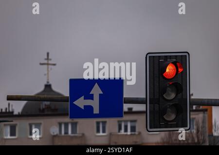 Semafori sopra la strada, lezioni di guida, segnali stradali su strada, lezioni di guida, segnali stradali, lezioni di guida in città Foto Stock