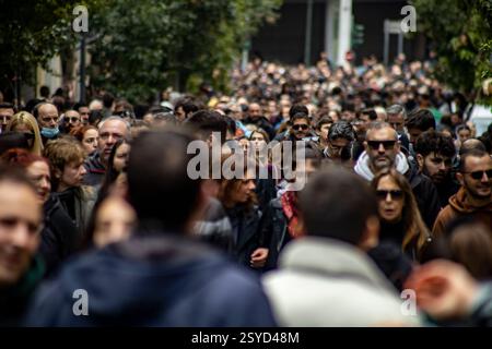 Atene, Attica, Grecia - Febrouario 28 2025: Folle di manifestanti si sono riunite per le strade di Atene Foto Stock