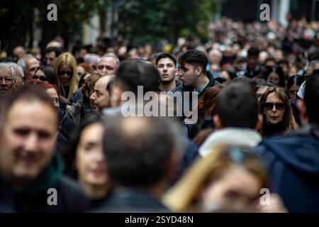 Atene, Attica, Grecia - Febrouario 28 2025: Folle di manifestanti si sono riunite per le strade di Atene Foto Stock