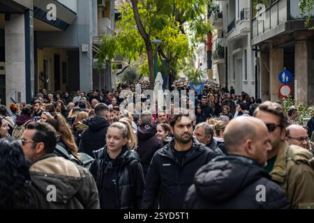 Atene, Attica, Grecia - Febrouario 28 2025: Folle di manifestanti si sono riunite per le strade di Atene Foto Stock