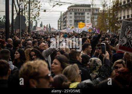 Atene, Attica, Grecia - Febrouario 28 2025: Folle di manifestanti si sono riunite per le strade di Atene Foto Stock