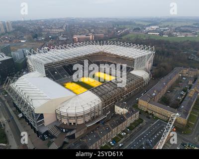 Vista sul St James' Park, sede del Newcastle United, situato vicino al parco Leaves e al lago. Data foto: Venerdì 28 febbraio 2025. Foto Stock