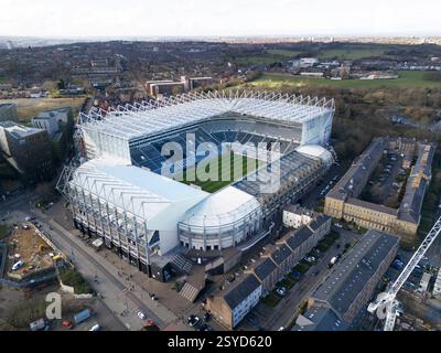 Vista sul St James' Park, sede del Newcastle United, situato vicino al parco Leaves e al lago. Data foto: Venerdì 28 febbraio 2025. Foto Stock