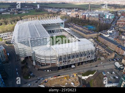 Vista sul St James' Park, sede del Newcastle United, situato vicino al parco Leaves e al lago. Data foto: Venerdì 28 febbraio 2025. Foto Stock