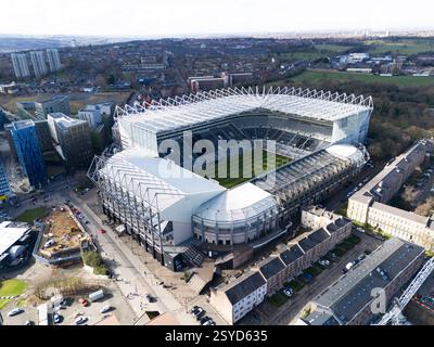 Vista sul St James' Park, sede del Newcastle United, situato vicino al parco Leaves e al lago. Data foto: Venerdì 28 febbraio 2025. Foto Stock
