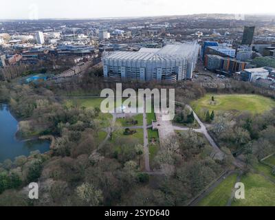 Vista sul St James' Park, sede del Newcastle United, situato vicino al parco Leaves e al lago. Data foto: Venerdì 28 febbraio 2025. Foto Stock