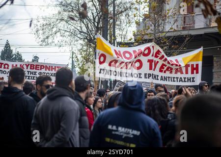 Atene, Attica, Grecia - Febrouario 28 2025: Folle di manifestanti si sono riunite per le strade di Atene Foto Stock