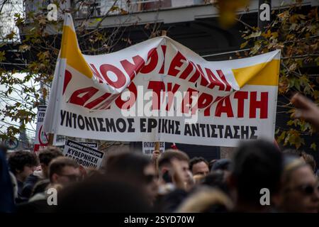 Atene, Attica, Grecia - Febrouario 28 2025: Folle di manifestanti si sono riunite per le strade di Atene Foto Stock