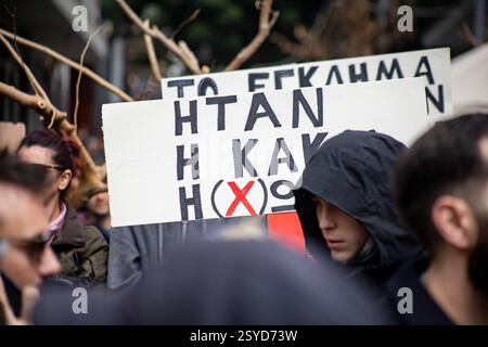 Atene, Attica, Grecia - Febrouario 28 2025: Folle di manifestanti si sono riunite per le strade di Atene Foto Stock