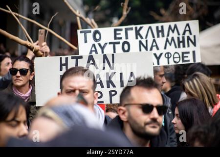 Atene, Attica, Grecia - Febrouario 28 2025: Folle di manifestanti si sono riunite per le strade di Atene Foto Stock