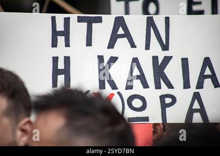 Atene, Attica, Grecia - Febrouario 28 2025: Folle di manifestanti si sono riunite per le strade di Atene Foto Stock