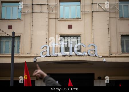 Atene, Attica, Grecia - Febrouario 28 2025: Folle di manifestanti si sono riunite per le strade di Atene Foto Stock