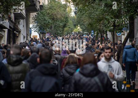 Atene, Attica, Grecia - Febrouario 28 2025: Folle di manifestanti si sono riunite per le strade di Atene Foto Stock