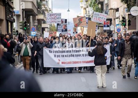 Atene, Attica, Grecia - Febrouario 28 2025: Folle di manifestanti si sono riunite per le strade di Atene Foto Stock