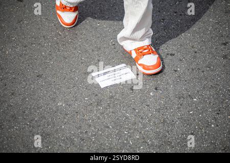 Atene, Attica, Grecia - Febrouario 28 2025: Folle di manifestanti si sono riunite per le strade di Atene Foto Stock