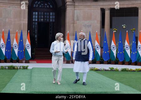 Nuova Delhi, India. 28 febbraio 2025. Il primo ministro indiano Narendra modi parla con il presidente della Commissione europea Ursula von der Leyen. Von der Leyen è in visita di due giorni in India per incontrare alti funzionari governativi e politici. Credito: SOPA Images Limited/Alamy Live News Foto Stock