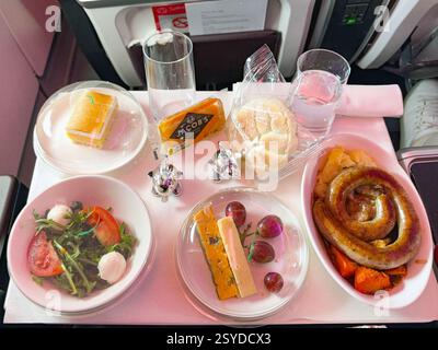 In rotta da Londra a Miami - 3 gennaio 2025: Pasto nella cabina Premium Economy di un Airbus A330-900 operato da Virgin Atlantic Airways. Foto Stock