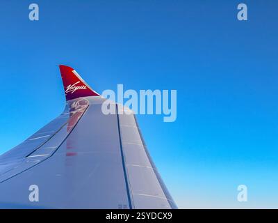 In rotta da Londra a Miami - 3 gennaio 2025: Aletta curva sulla punta dell'ala di un Airbus A330-900 operato da Virgin Atlantic Airways. Foto Stock