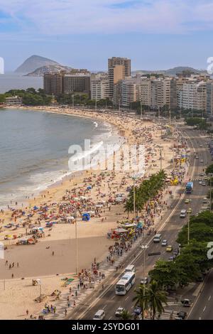 Brasile, Copacabana è un bairro (quartiere) situato nella città di Rio de Janeiro e più noto per i suoi 4 km di spiaggia, che è una delle più belle Foto Stock