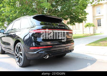 Lincoln SUV parcheggiato in una strada suburbana, Foto Stock