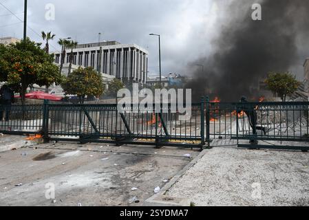Una massiccia manifestazione di fronte al Parlamento greco per chiedere giustizia in occasione del secondo anniversario della collisione tra treni tempi si conclude con scontri con la polizia antisommossa. I manifestanti si scontrano con la polizia antisommossa durante la massiccia manifestazione di fronte al Parlamento greco per chiedere giustizia in occasione del secondo anniversario della collisione dei treni tempi . Atene Grecia Copyright: XNicolasxKoutsokostasxNicolasxKoutsokostasx DSC 202502280864 Foto Stock