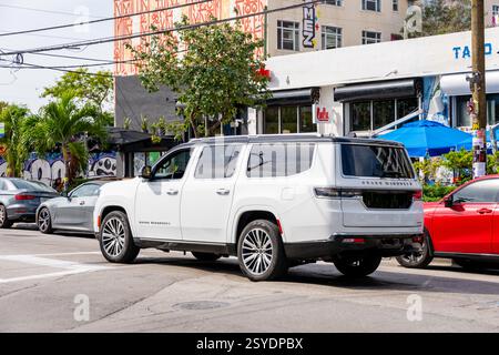 Miami, FL, Stati Uniti - 21 febbraio 2025: Foto di una Jeep Grand Wagoneer del 2023 2024 che guida per le strade di Wynwood Miami Foto Stock