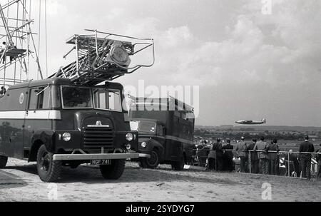 Anni '1960, storico, un veicolo televisivo della BBC fuori Broadcast, un camion Bedford dell'epoca, parcheggiato sul piano superiore al Farnborough Airshow. Un cavalletto mobile sulla parte superiore del veicolo ancora da sollevare. Foto Stock