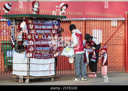 Birmingham, Regno Unito. 28 febbraio 2025. I tifosi arrivano in anticipo rispetto all'Aston Villa FC vs Cardiff City FC Emirates fa Cup 5 partita a Villa Park, Birmingham, Inghilterra, Regno Unito il 28 febbraio 2025 credito: Lee Keuneke/Every Second Media Credit: Every Second Media/Alamy Live News Foto Stock