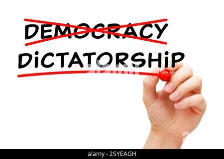 Scrivere a mano dittatura contro democrazia concetto sul rischio di trasformare una democrazia in una dittatura. Foto Stock