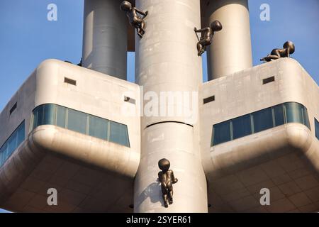 Praga, capitale della Repubblica Ceca, Žižkov Television Tower architect Václav Aulický, Babies Sculptures dell'artista ceco David Černý Foto Stock